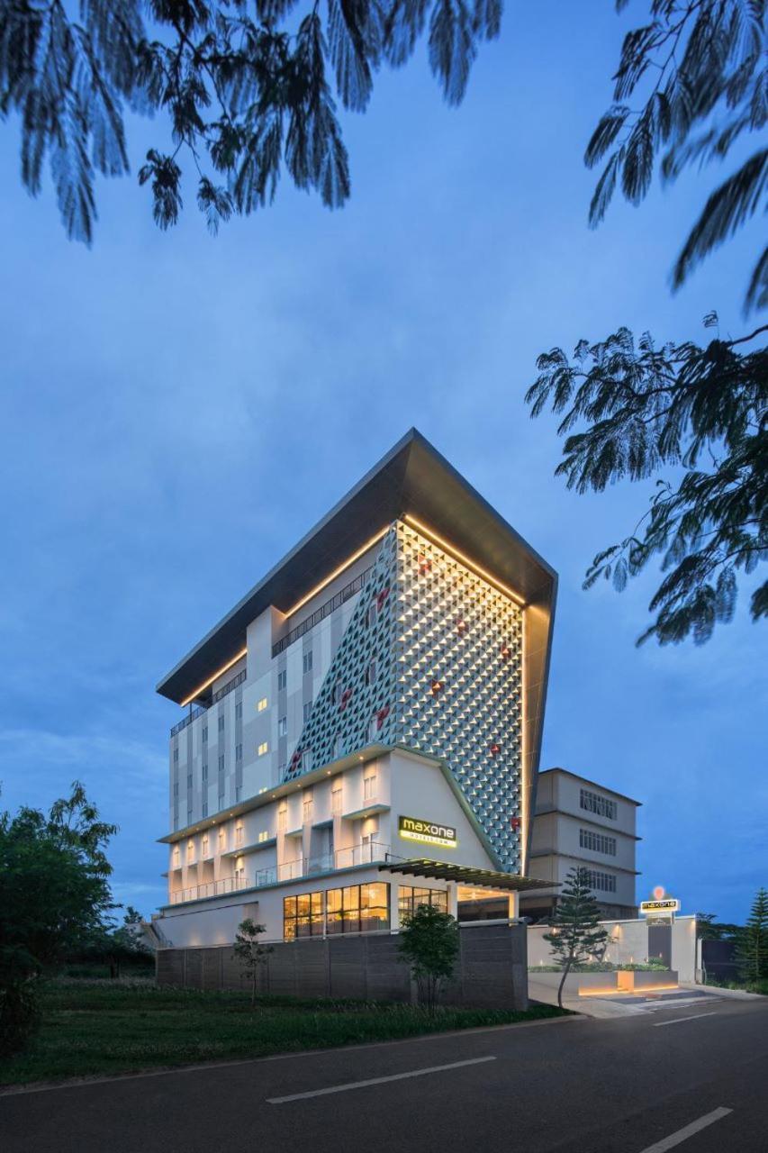Maxonehotels At Kota Harapan Indah-Bekasi Bagian luar foto